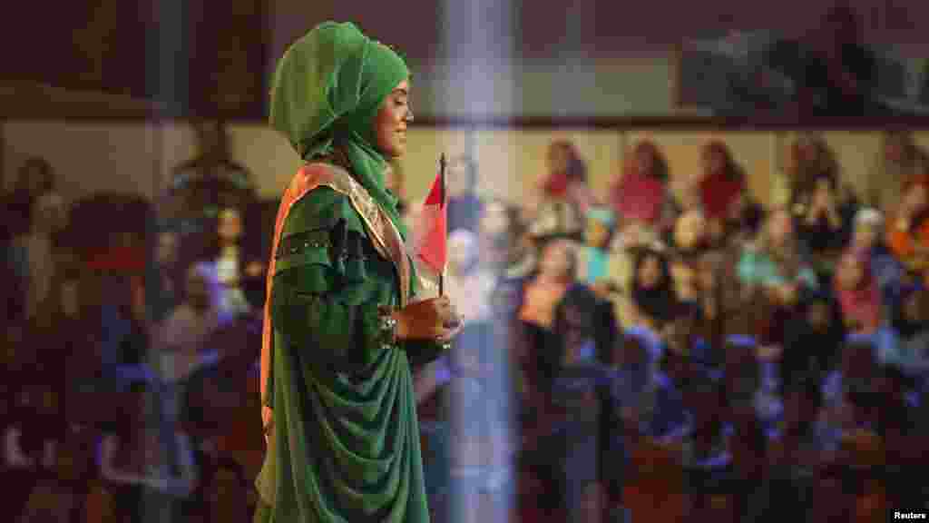 Une candidate indonésienne défile devant le jury lors de la 3ème édition de Miss Muslimah&nbsp;à Jakarta 18 septembre 2013. 