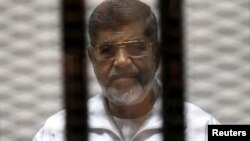 Svrgnuti egipatski predsednik Mohamed Morsi u sudnici u Kairu (arhivski snimak)