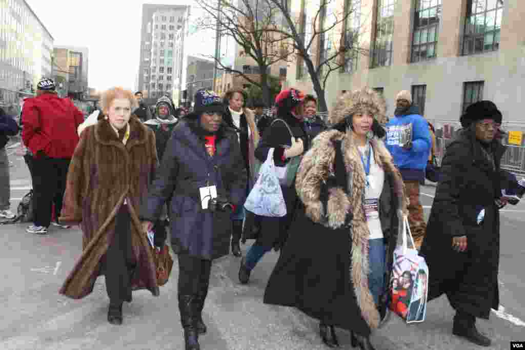 Las personas llegan portando abrigos muy calientes para soportar tantas horas de espera a 32 grados farenheit. [Foto: Mitzi Macias/VOA]