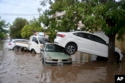 Mobil-mobil yang terparkir terendam banjir setelah badai di Bahia Blanca, Argentina, Jumat, 7 Maret 2025. (Foto: AP/Juan Sebastian Lobos)