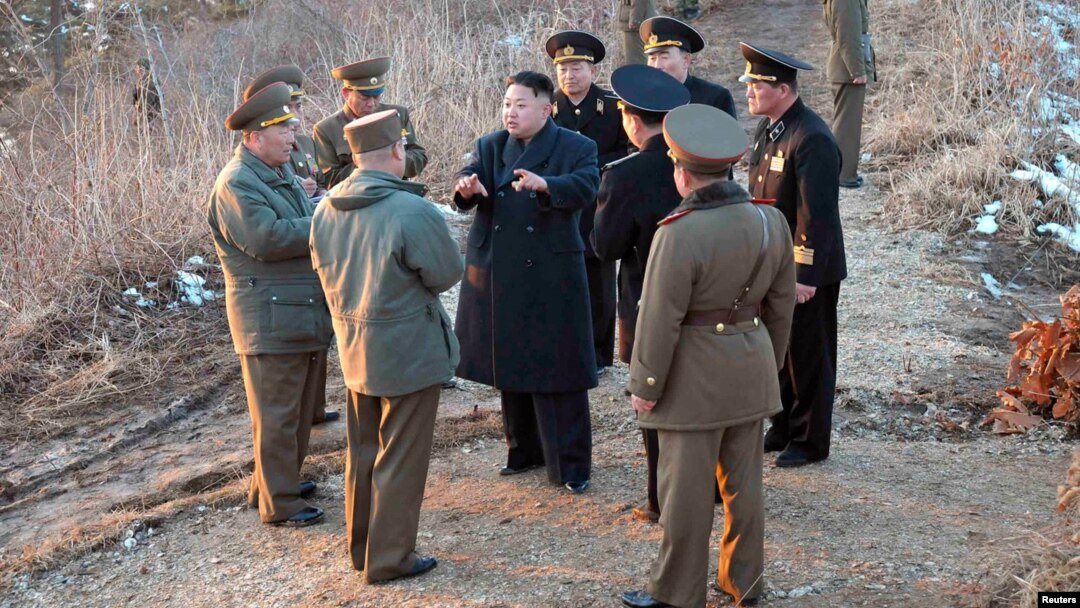 Pemimpin Korut, Kim Jong-Un (baju hitam, tengah) berbicara dengan para petinggi militer saat latihan perang Korea Utara (25/3). Sebagian besar warga Korsel menganggap Seoul tidak siap sepenuhnya untuk menanggapi aksi Korut. 