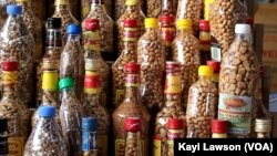 Un étalage d’amuse-gueules dans des bouteilles recyclées au marché de Hédzranawoé. Lomé, 10 février 2021.