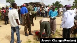 Polisi wa kagua mwili wa mtu aliyeuliwa na washambulizi katika kijiji cha Hindi, Lamu Kenya 