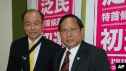 民主黨主席何俊仁(右)在泛民初選壓倒民協立法會議員馮檢基(左)獲勝