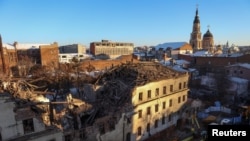 Zgrada u Harkovu nakon udara ruskih projektila