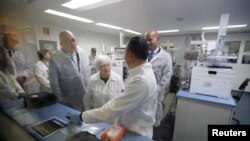 La secretaria del Tesoro de EEUU, Janet Yellen, visita un laboratorio criminalístico del gobierno mexicano en la Ciudad de México el 6 de diciembre de 2023.