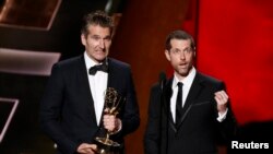 David Benioff (kiri) dan D.B. Weiss menerima penghargaan Emmy untuk Naskah Terbaik Serial Drama untuk serial TV 'Game of Thrones' yang tayang di HBO, Los Angeles, 20 September 2015.