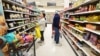 Ljudi kupuju u prodavnici u Rouzmedu u Kaliforniji, 19. januara 2024. (Foto: AFP/Frederic J. Brown)