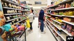 Ljudi kupuju u prodavnici u Rouzmedu u Kaliforniji, 19. januara 2024. (Foto: AFP/Frederic J. Brown)