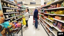 资料照片：美国民众在加利福尼亚州一家零售店购买食品。（2024年1月19日日）