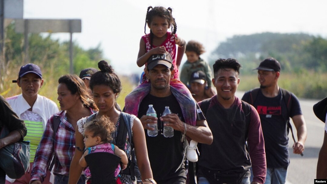 Un grupo de migrantes recorre México, a la altura de la localidad de San Pedro Tapanatepec, rumbo a Estados Unidos, el 13 de noviembre de 2022.