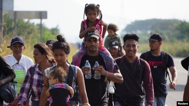Sube presión en campamento de migrantes en México tras declararse ilegal el Título 42 4 El migrante venezolano José Alberto Arteaga camina con su esposa mientras carga a su hija de 8 meses, en camino hacia la frontera de EEUU junto con otros migrantes, cerca de San Pedro Tapanatepec, México, el 13 de noviembre de 2022. REUTERS/José de Jesús Cortés