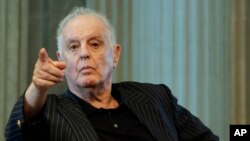 Daniel Barenboim, director musical general de la Staatsoper de Berlín, da una conferencia de prensa en la capital de Alemania el martes 4 de junio del 2019. La ópera extendió el contrato del maestro argentino cinco años, hasta el 2027. (AP Foto/Markus Schreiber)