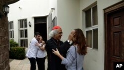 ARCHIVO - Una mujer recibe una bendición del cardenal Leopoldo Brenes frente a la iglesia Jesús de la Divina Misericordia, que había sido atacada por grupos progubernamentales fuertemente armados, en Managua, Nicaragua, el 22 de julio de 2018. (Foto AP/Arnulfo Franco, Archivo)
