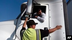 Seorang instruktur memberi pengarahan siswanya di sekolah mengemudi truk di Inglewood, California, AS (foto: dok). 