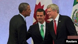 Presiden AS Barack Obama bersama Perdana Menteri Kanada Stephen Harper (kanan) dan Presiden Meksiko Enrique Pena Nieto dalam pertemuan di Toluca, Meksiko. (Reuters/Henry Romero)