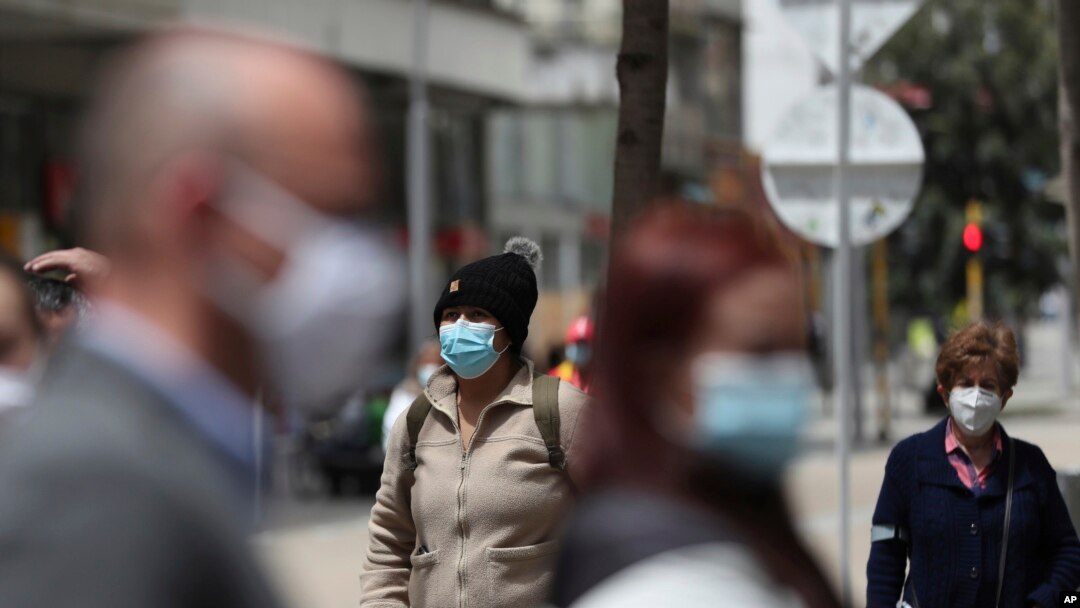 Personas usando mascarillas hacen fila mientras esperan que les hagan la prueba de COVID-19, en medio de un estricto bloqueo restablecido para ayudar a frenar la propagación del nuevo coronavirus, en Bogotá, el sábado 10 de abril de 2021.