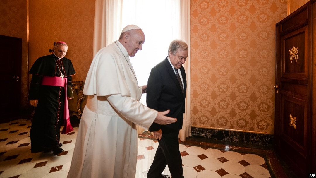 Guterres Yakirwa na Papa Francis i Vatikano, kw'itariki ya 20/12/2019