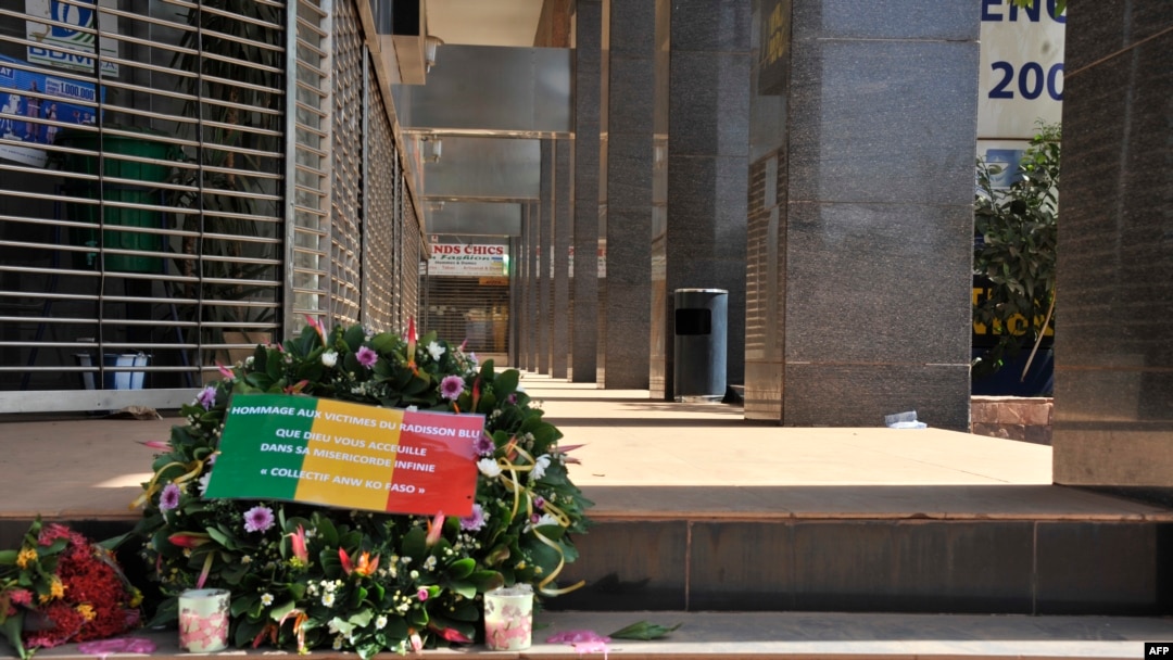 Des fleurs à l'entrée du Radisson Blu de Bamako, le 24 novembre 2015. (AFP PHOTO / HABIBOU KOUYATE)
