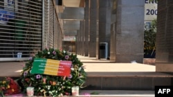 Des fleurs à l'entrée du Radisson Blu de Bamako, le 24 novembre 2015. (AFP PHOTO / HABIBOU KOUYATE)