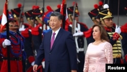 El presidente chino Xi Jinping es recibido por la presidenta de Perú, Dina Boluarte, en Palacio de Gobierno, en el marco de la cumbre de Cooperación Económica Asia-Pacífico (APEC), en Lima, Perú, el 14 de noviembre de 2024.