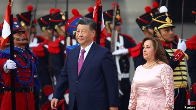 El presidente chino Xi Jinping es recibido por la presidenta de Perú, Dina Boluarte, en Palacio de Gobierno, en el marco de la cumbre de Cooperación Económica Asia-Pacífico (APEC), en Lima, Perú, el 14 de noviembre de 2024.