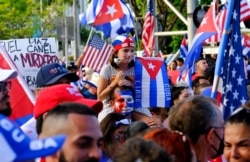 2021년 7월 17일 미국 플로리다주 마이애미에서 사람들이 쿠바 민주화 지지 시위를 벌이고 있다. (자료사진)