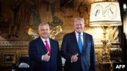 Fotografia de divulgação tirada e divulgada pelo gabinete do primeiro-ministro húngaro a 11 de julho de 2024, o primeiro-ministro húngaro Viktor Orban posa com o antigo presidente dos EUA Donald Trump na propriedade de Trump em Mar-a-Lago, em Palm Beach, Florida.