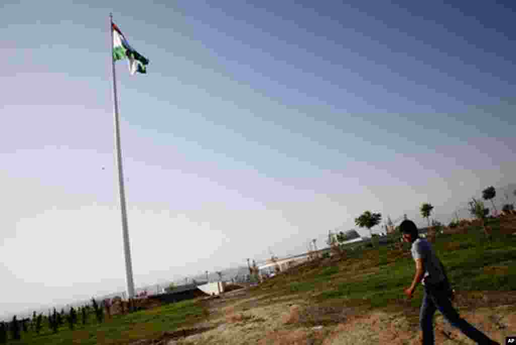 The world's tallest flagpole (165 meters) in Dushanbe, Tajikistan, September 29, 2011. –VOA Photo Y. Weeks