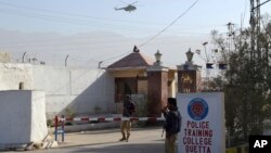 policiers pakistanais devant un centre de formation de la police qui a été attaqué à Quetta, au Pakistan, le 25 octobre 2016.