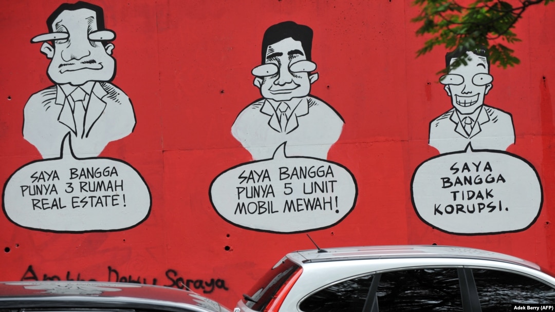 Sebuah mural bertuliskan "Saya Bangga Punya Tiga Rumah Mewah (Kiri), Saya Bangga Punya Lima Mobil Mewah (C), Saya Bangga Tidak Melakukan Korupsi", di dinding sebuah jalan di Jakarta pada tanggal 18 November 2009 .(Foto: AFP/Adek Berry)
