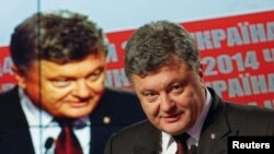 Tổng thống Ukraine Petro Poroshenko phát biểu trước truyền thông trong một cuộc họp báo ở Kiev, ngày 26/10/2014. Kết quả ban đầu cho thấy khối chính trị của Tổng thống Poroshenko và đảng Mặt trận Bình dân của Thủ tướng Arseniy Yatsenyuk dẫn xa các đối thủ.