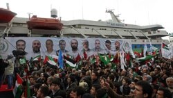 پرچم های فلسطینی و ترکیه در برابر کشتی ماوی مرمره و عکس کشته شدگان در حمله اسراییل به این کشتی