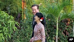 13일 버마를 방문해 민주화 지도자 아웅산 수치 여사를 만난 데이비드 캐머런 영국 총리.