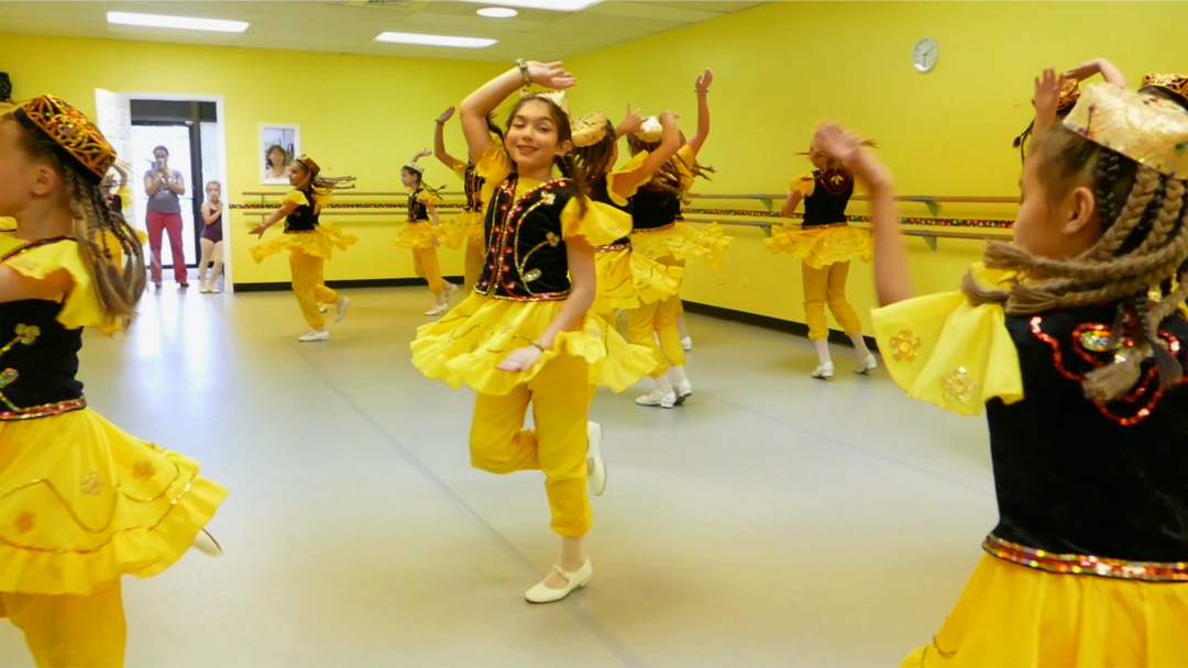 Qizlar raqsga tushmoqda