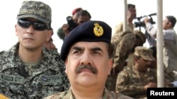 Pakistan's Lieutenant-General Raheel Sharif attends a military exercise in Khairpure Tamay Wali in Bahawalpur district, Nov. 4, 2013. 