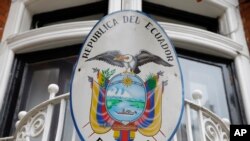 El escudo nacional de Ecuador cuelga en el balcón de la Embajada del país en Londres, donde se asila Julian Assange, el fundador de WikiLeaks desde hace más de cuatro años.