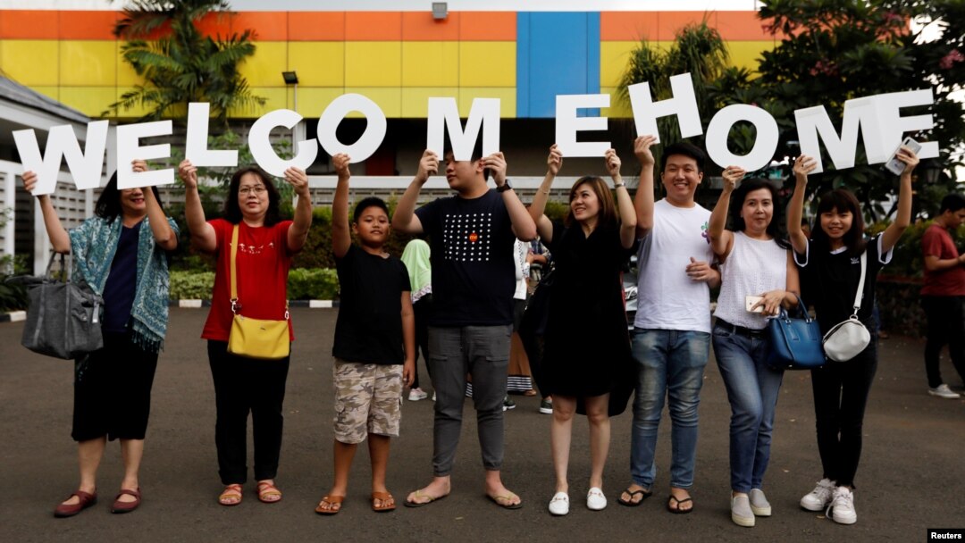 Orang-orang yang menunggu kepulangn sanak-saudara yang dikarantina di Pulau Natuna setelah dievakuasi dari Wuhan menyusul wabah virus korona, Bandara Halim Perdanakusuma, Jakarta, 15 Februari 2020.(Foto: Reuters)