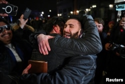 Edward "Jake" Lang, salah satu pelaku penyerangan Gedung Capitol pada 2021 yang dibebaskan setelah mendapat pengampunan dari Presiden AS Donald Trump, di Washington, Selasa, 21 Januari 2025. (Foto: Jon Cherry/Reuters)