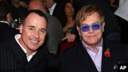 Sir Elton John (kanan) dan David Furnish dalam sebuah acara di London. 