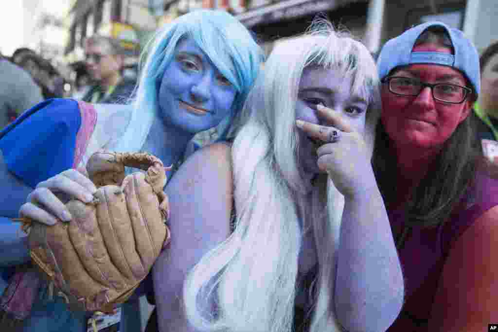 Para penggemar Comic Con, mengenakan kostum Crystal Gems dari &ldquo;Steven Universe,&rdquo; berpose untuk sebuah pemotretan di New York.&nbsp; Pameran Comic Con berlangsung hingga 9 Oktober.