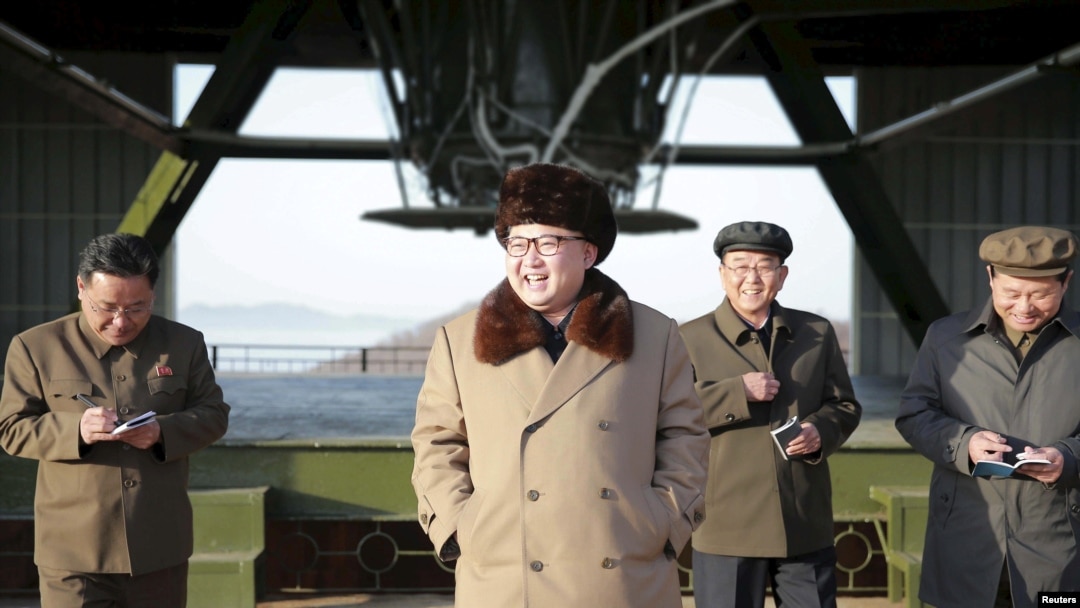 Tư liệu - Lãnh tụ Bắc Triều Tiên Kim Jong Un tới thăm Trung tâm Không gian Sohae ở Huyện Cholsan, tỉnh Bắc Pyongan cho một vụ thử động cơ mới cho phi đạn đạn đạo liên lục địa trong một bức hình không đề ngày tháng.