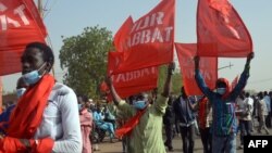 Des protestants dans les rues de Niamey, Niger, le 31décembre 2017.