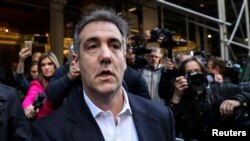 En esta foto del 6 de mayo de 2019 se ve a Michael Cohen saliendo de su apartamento en Manhattan, Nueva York, EE,UU.