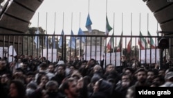در سه روز گذشته شهرهای مختلف در ایران و چند دانشگاه بزرگ در تهران شاهد اعتراض مردم به جمهوری اسلامی بودند. 
