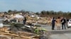 La gente hurga entre los escombros de una casa que fue arrasada en Elkhorn, Nebraska, el 27 de abril de 2024. 