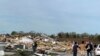 La gente hurga entre los escombros de una casa que fue arrasada en Elkhorn, Nebraska, el 27 de abril de 2024. 