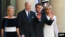 Слева направо: первая леди США Джилл Байден, президент США Джо Байден, президент Франции Эммануэль Макрон и его супруга Брижит Макрон прибывают на официальный ужин в рамках государственного визита президента США во Францию. Елисейский дворец, Париж. 8 июня 2024г. 