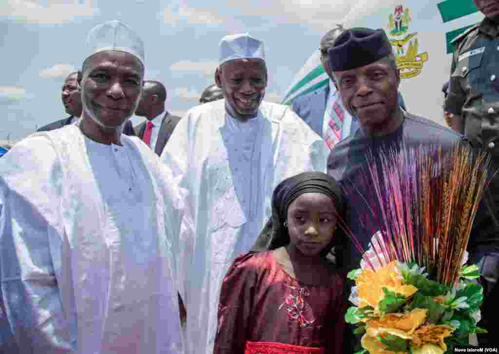 Mataimakin Shugaban Najeriya, Prof. Yemi Osinbajo a wajen gasar kirkiro da fasaha a B.U.K tare da gwamnan jihar Kano, Abdullahi Ganduje