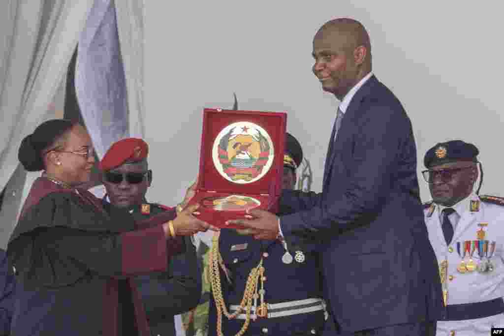 Daniel Chapo recebe o Emblema de Moçambique durante a sua tomada de posse como Presidente de Moçambique na Praça da Independência, em Maputo, a 15 de janeiro de 2025. 